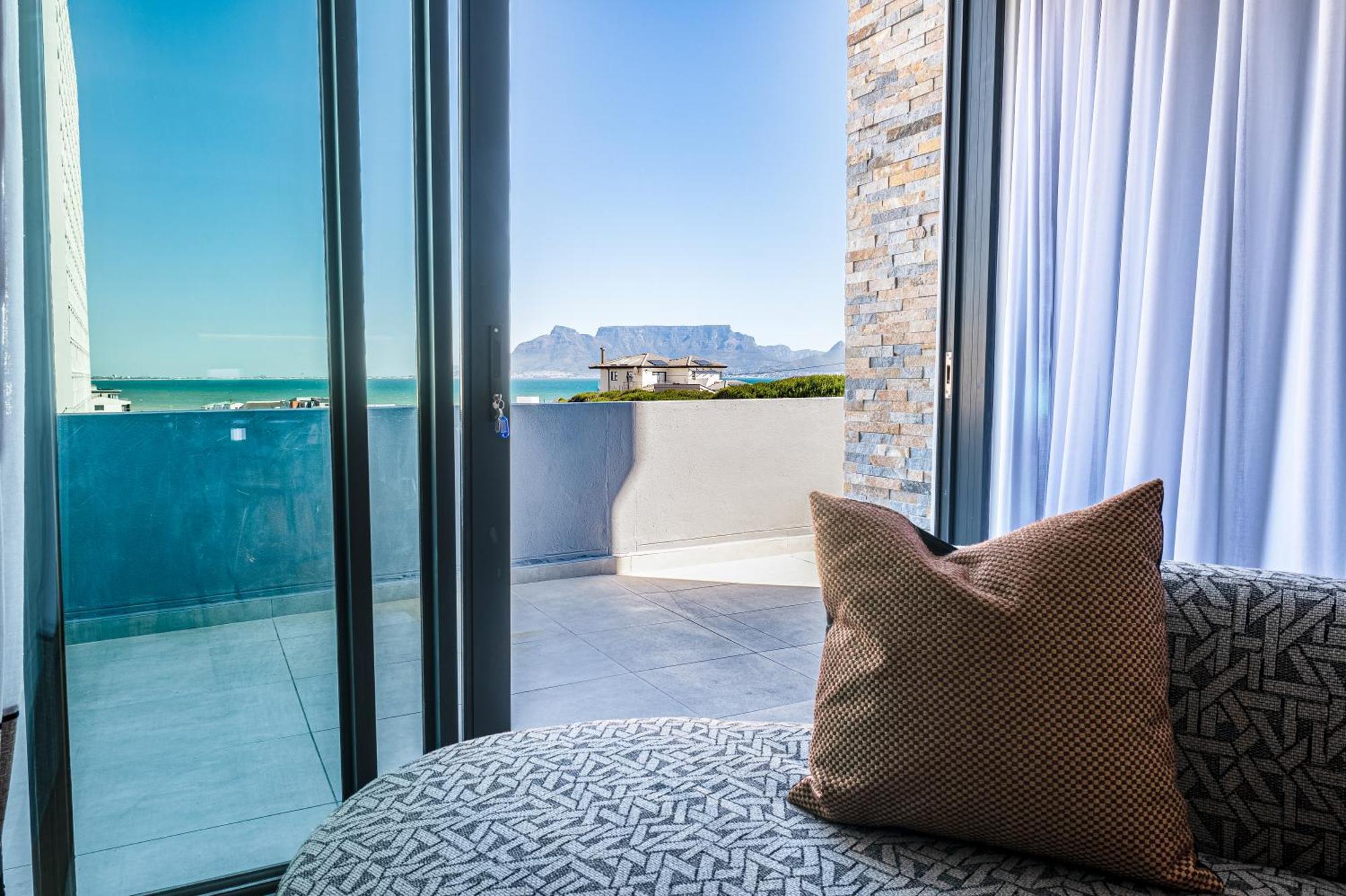 Beachfront W Wrap Around Terrace, Blouberg, 04 Azul Apartment *